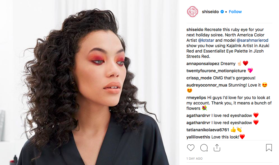 Femme-portant-AZUKI-RED-KAJAL-INKARTIST-SHISEIDO