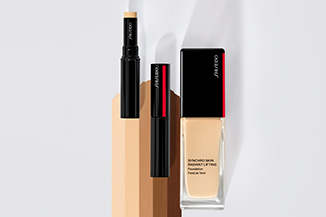 Image avec le fond de teint Revitalessence Skin Glow et la nouvelle base Revitalessence